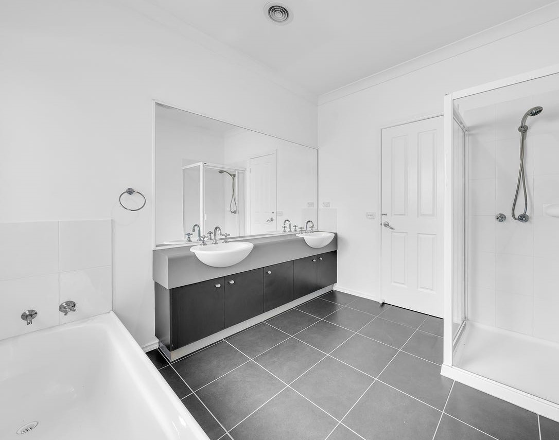 8 Great Barr Crescent, Caroline Springs, VIC 3023, Caroline Springs - Thumbnail 4