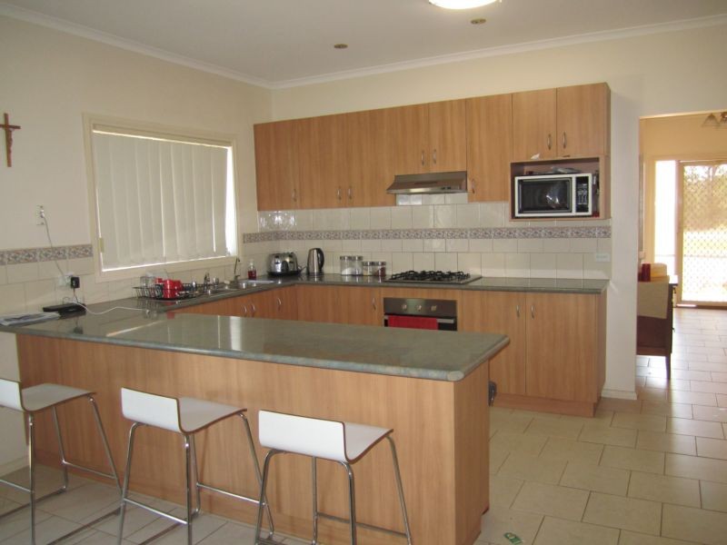 8 Holmes Way, Caroline Springs, VIC 3023, Caroline Springs - Thumbnail 2