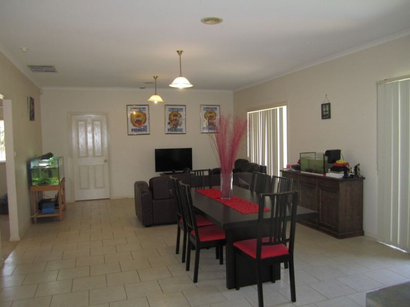 8 Holmes Way, Caroline Springs, VIC 3023, Caroline Springs - Thumbnail 3