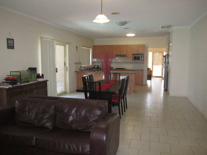 8 Holmes Way, Caroline Springs, VIC 3023, Caroline Springs - Thumbnail 4