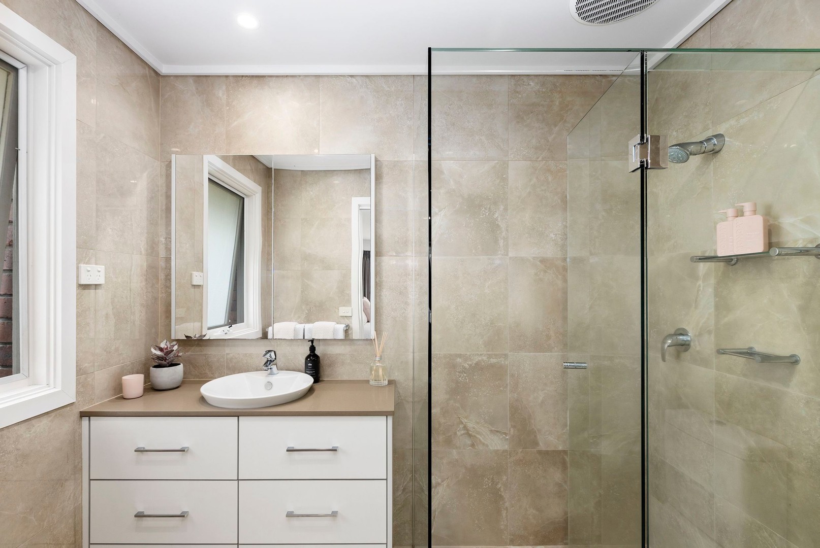 8 Larwood Close, Avondale Heights, VIC 3034, Avondale Heights - Thumbnail 3