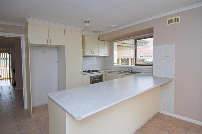 8 Merryn Close, Bundoora, VIC 3083 - Thumbnail 2 - 03/11/2023