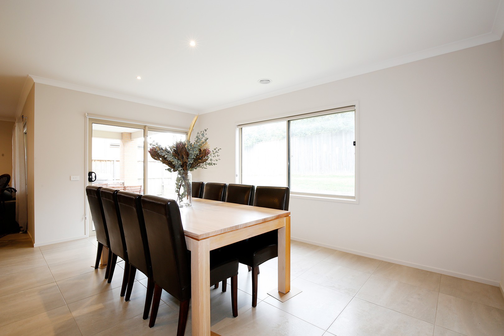 8 Nutmeg Close, Berwick, VIC 3806 - Thumbnail 2 - 31/03/2025