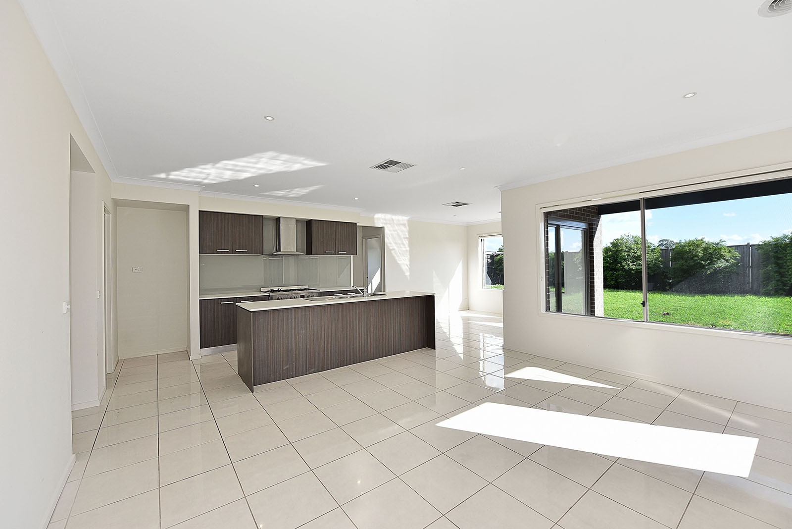 8 Oakleaf Street, Greenvale, VIC 3059, Greenvale - Thumbnail 2