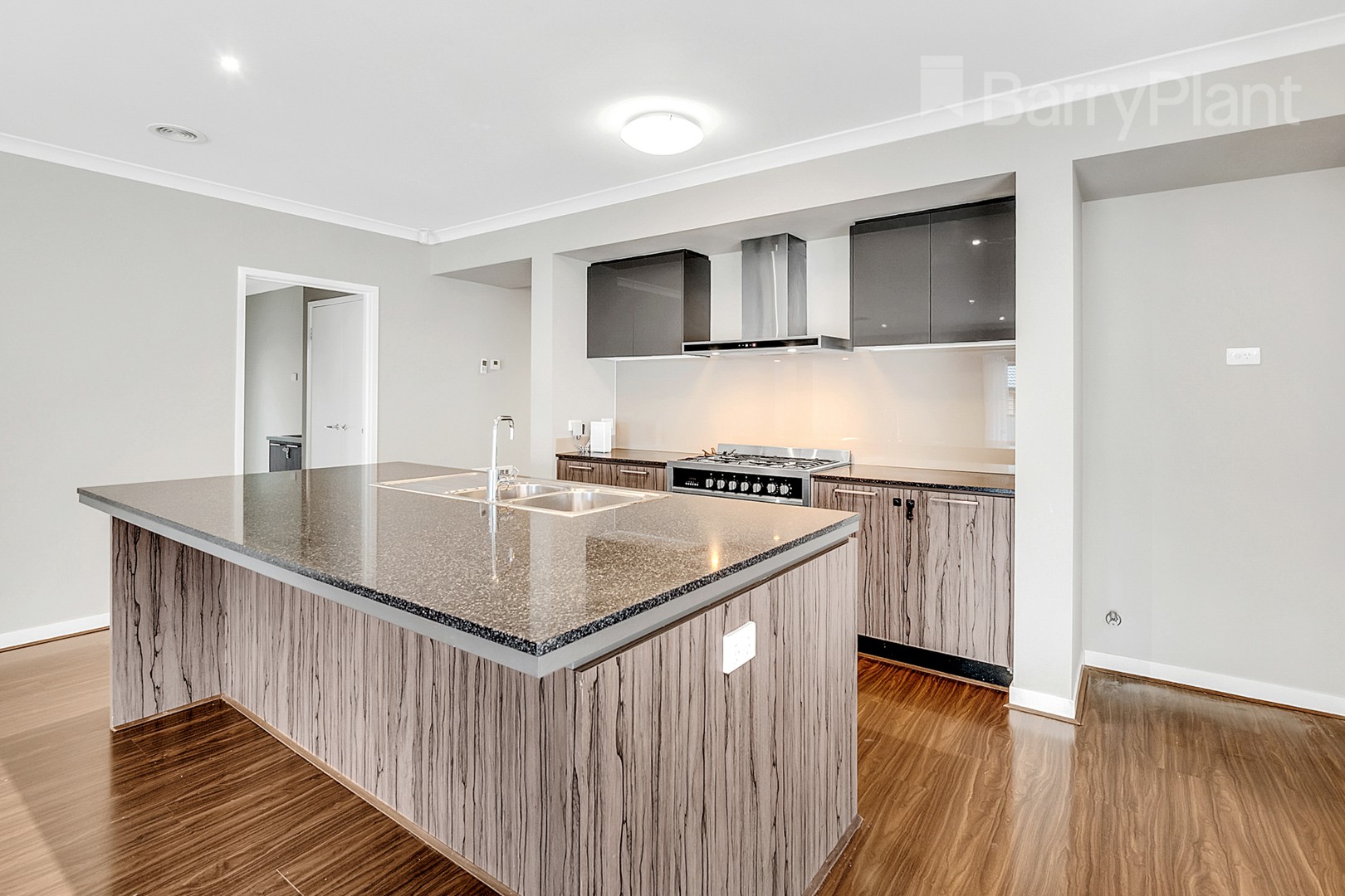 8 Penfold Street, Craigieburn, VIC 3064, Craigieburn - Thumbnail 2