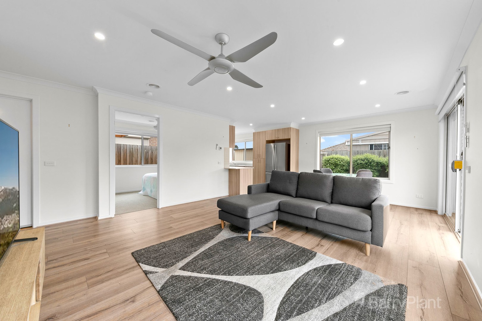 8 Quinella Way, Pakenham, VIC 3810 - Thumbnail 2 - 25/10/2021