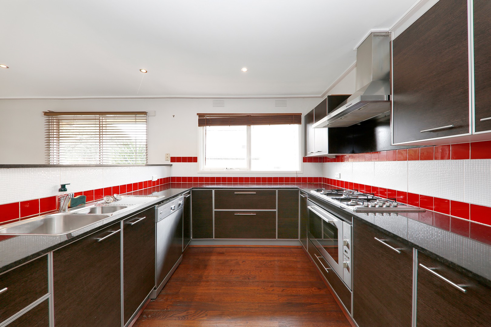 8 Radleigh Drive, Wheelers Hill, VIC 3150 - Thumbnail 2 - 14/09/2024