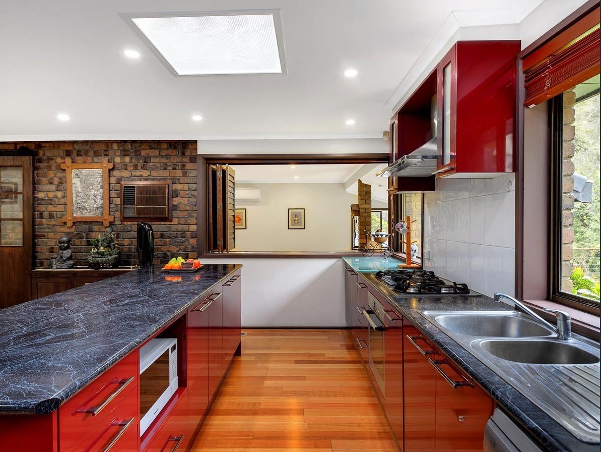 8 Rangeview Road, Donvale, VIC 3111 - Thumbnail 2 - 11/02/2025