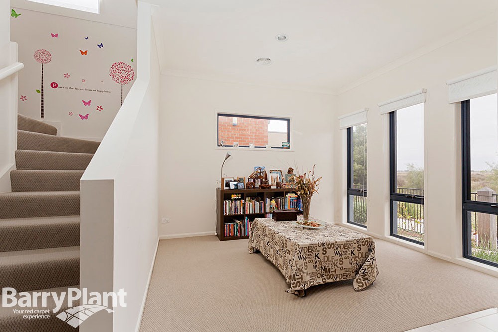 8 Royal Circuit, Point Cook, VIC 3030, Point Cook - Thumbnail 2