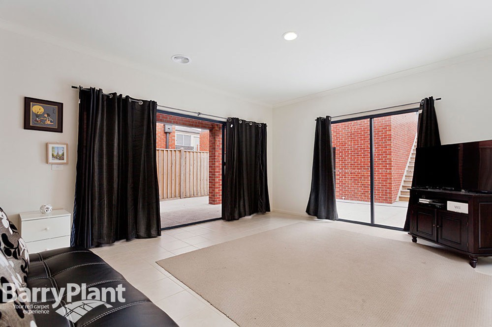 8 Royal Circuit, Point Cook, VIC 3030, Point Cook - Thumbnail 3