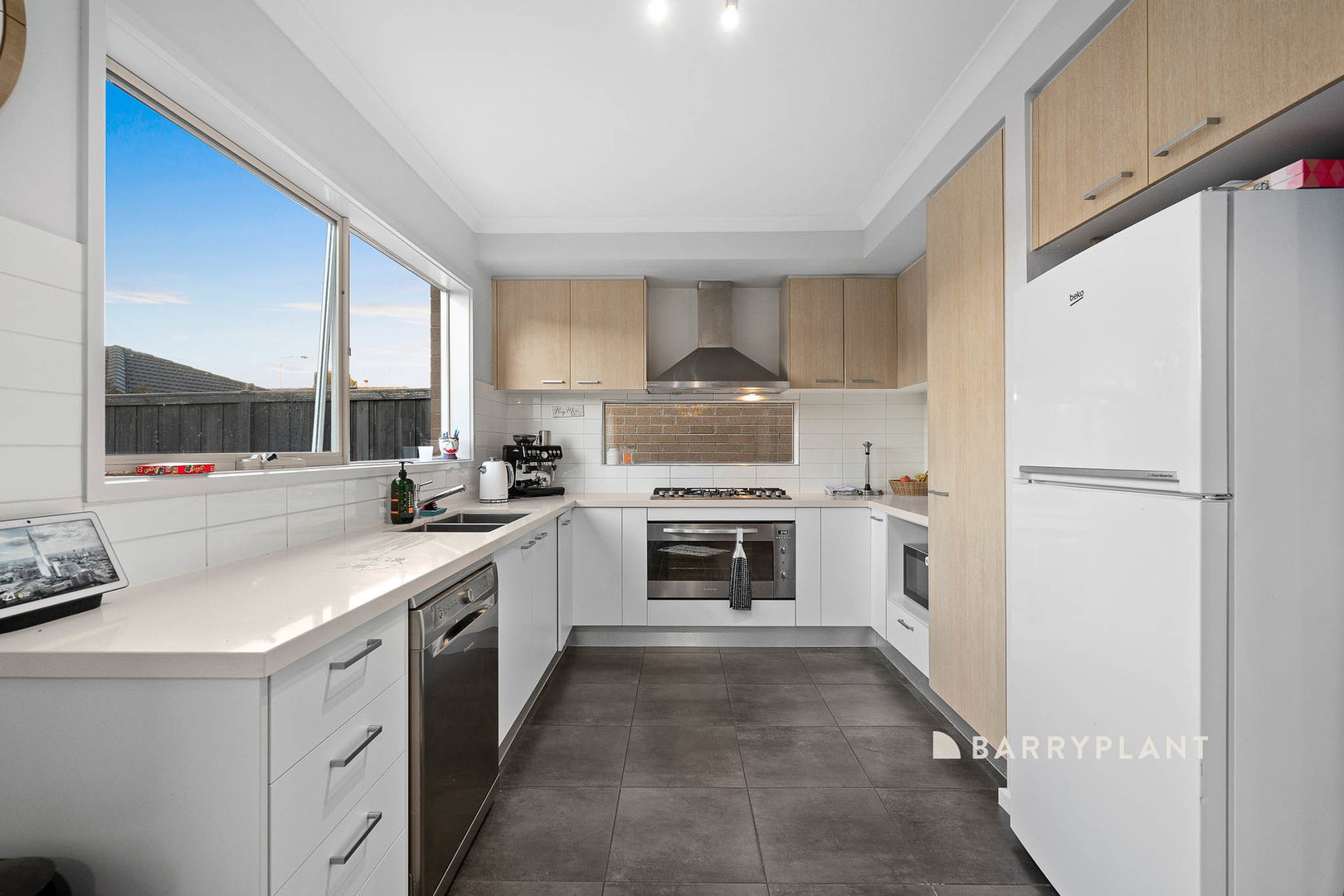 8 Saloon Circuit, Clyde North, VIC 3978, Clyde North - Thumbnail 2