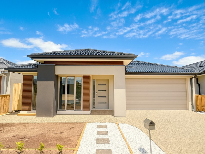 8 Succulent Street, Pakenham, VIC 3810 - Image - 04/12/2025
