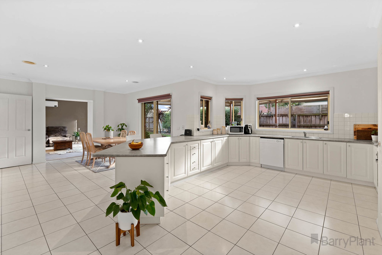 8 Tasman Way, Pakenham, VIC 3810, Pakenham - Thumbnail 5