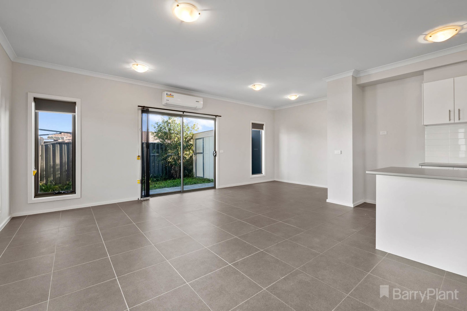 8 Tinnadice RoadCranbourne East, VIC 3977, Cranbourne East - Thumbnail 5