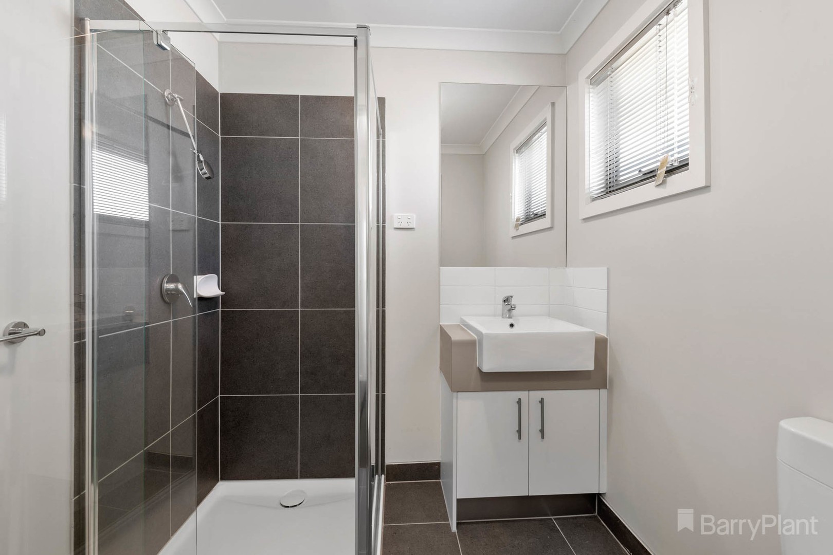 8 Tinnadice RoadCranbourne East, VIC 3977, Cranbourne East - Thumbnail 7
