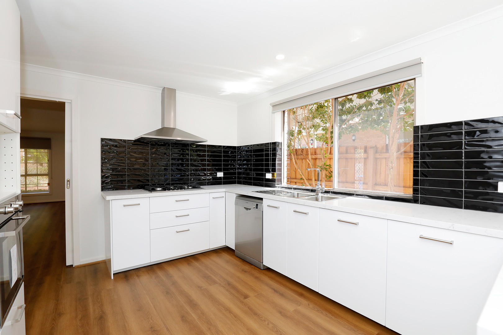 8 Van Der Haar Avenue, Berwick, VIC 3806 - Thumbnail 2 - 10/12/2021