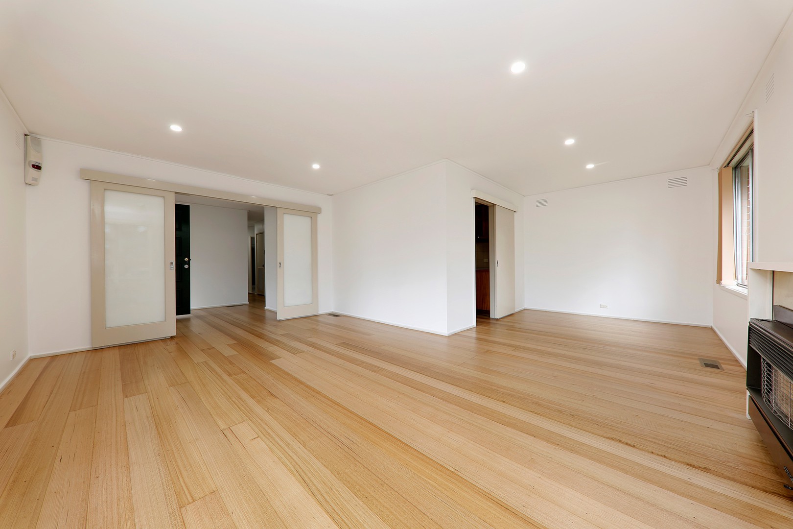 8 Winmalee Drive, Glen Waverley, VIC 3150, Glen Waverley - Thumbnail 2