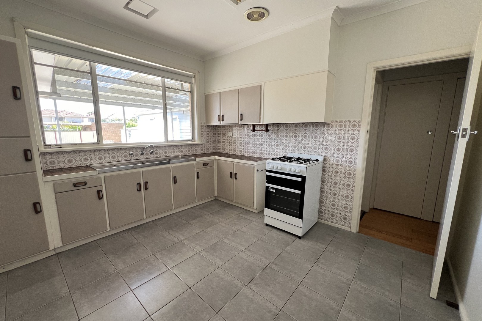 84 McArthur Avenue, St Albans, VIC 3021, St Albans - Thumbnail 3
