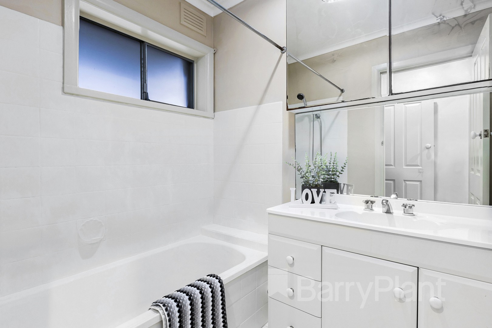 9 Acacia Road, Upper Ferntree Gully, VIC 3156, Upper Ferntree Gully - Thumbnail 4