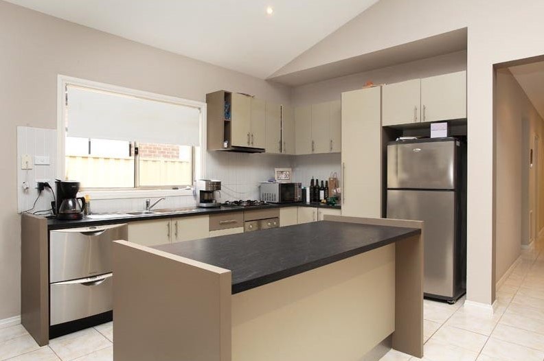 9 Deepdene Street, Caroline Springs, VIC 3023, Caroline Springs - Thumbnail 3