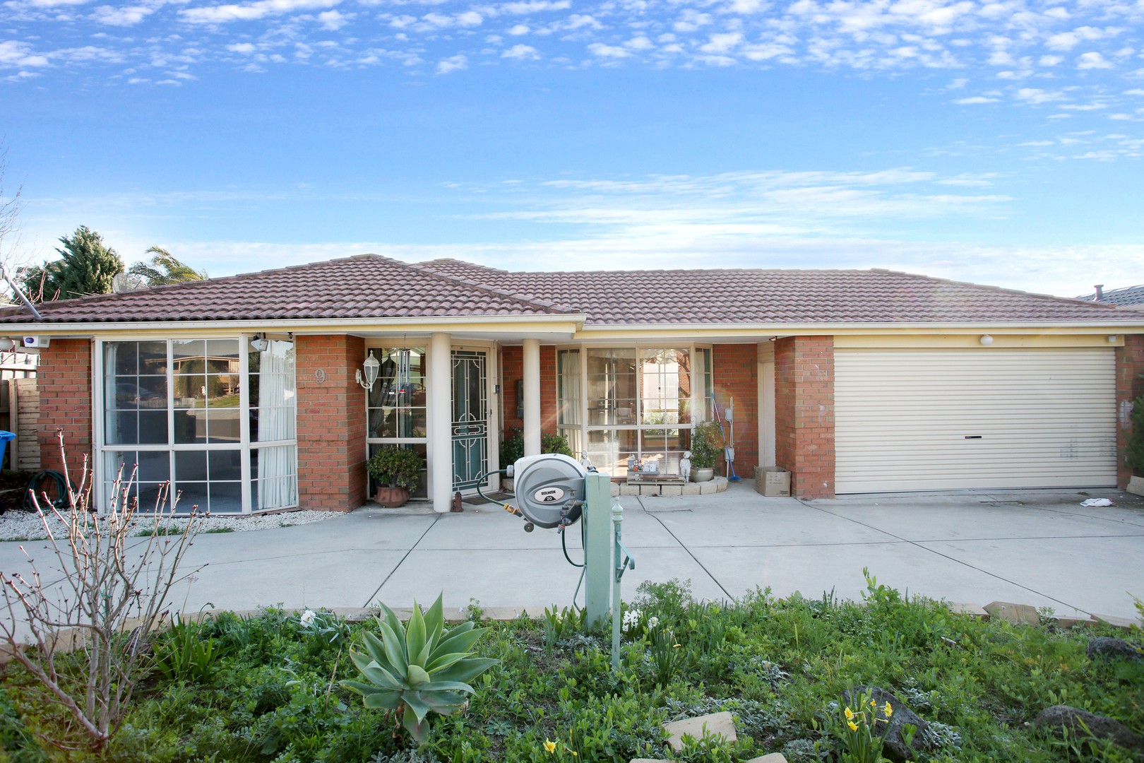 9 Joseph Banks Crescent, Cranbourne, VIC 3977 - Thumbnail 2 - 15/04/2025