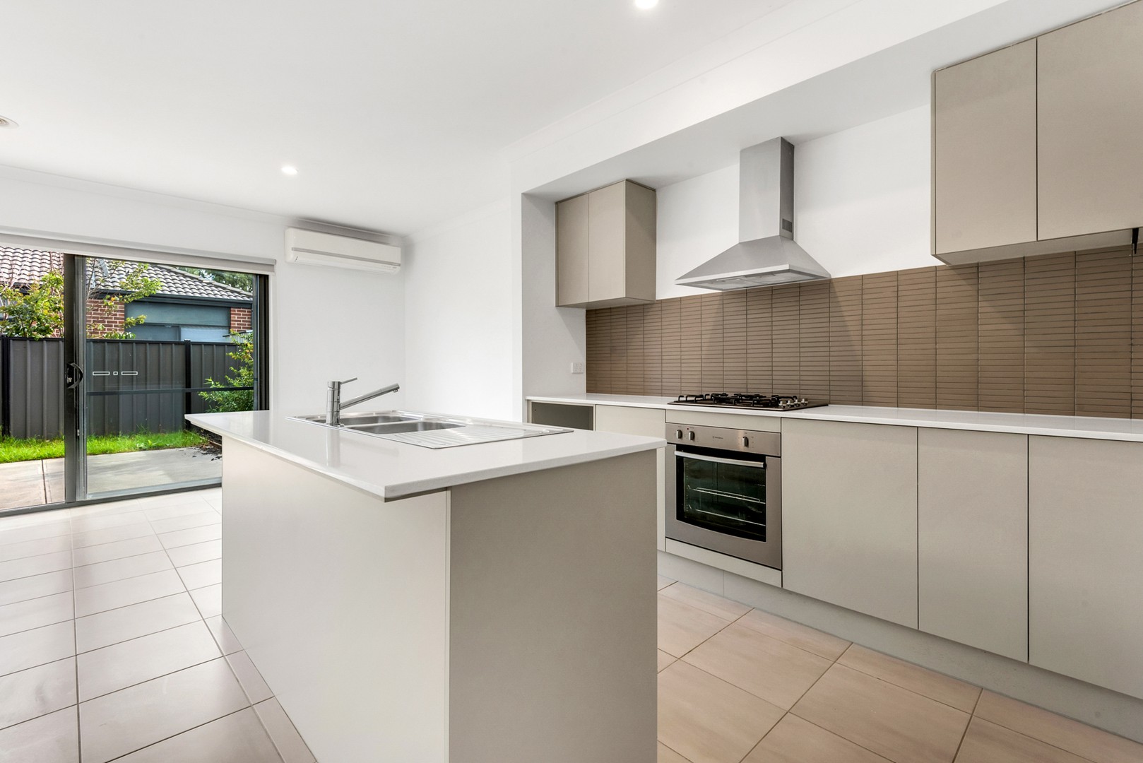 9 Pembury Street, Craigieburn, VIC 3064, Craigieburn - Thumbnail 2