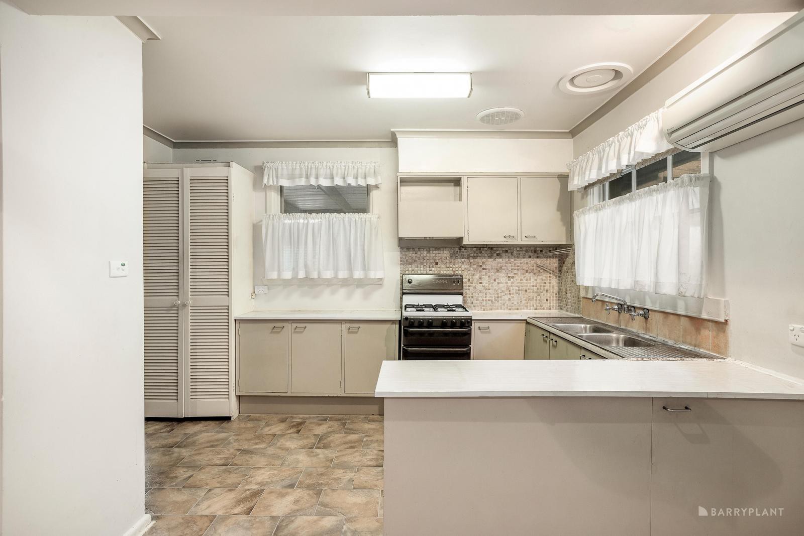 9 Salvana Avenue, Mitcham, VIC 3132, Mitcham - Thumbnail 5
