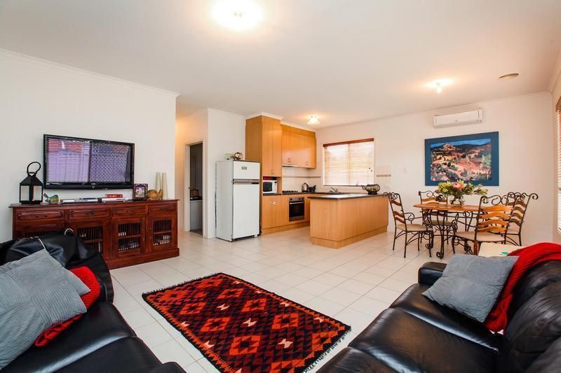 9 Simpson Place, Caroline Springs, VIC 3023, Caroline Springs - Thumbnail 2
