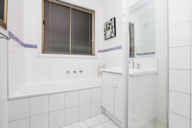 9 Simpson Place, Caroline Springs, VIC 3023, Caroline Springs - Thumbnail 3
