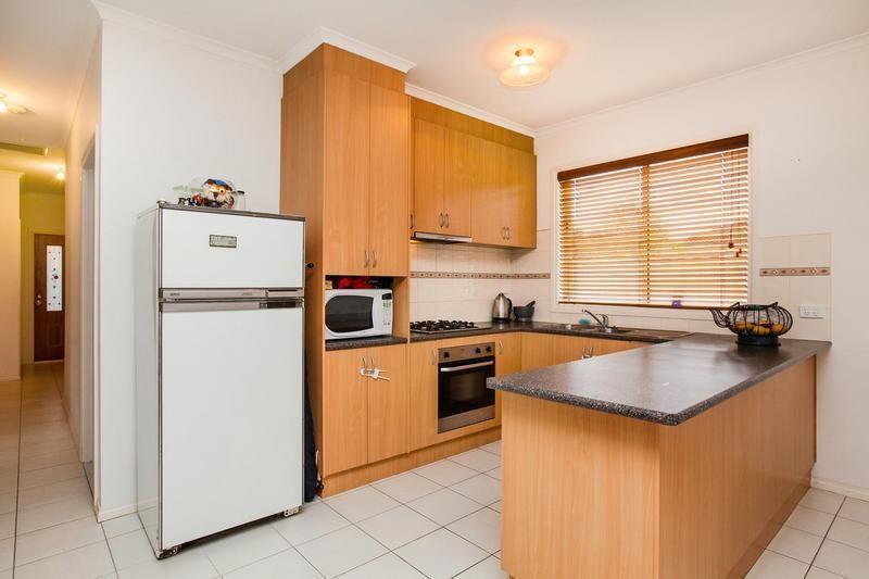 9 Simpson Place, Caroline Springs, VIC 3023, Caroline Springs - Thumbnail 4