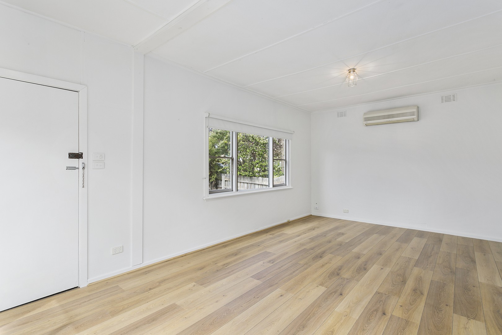 90 Fourth Avenue, Rosebud, VIC 3939 - Thumbnail 2 - 02/09/2025