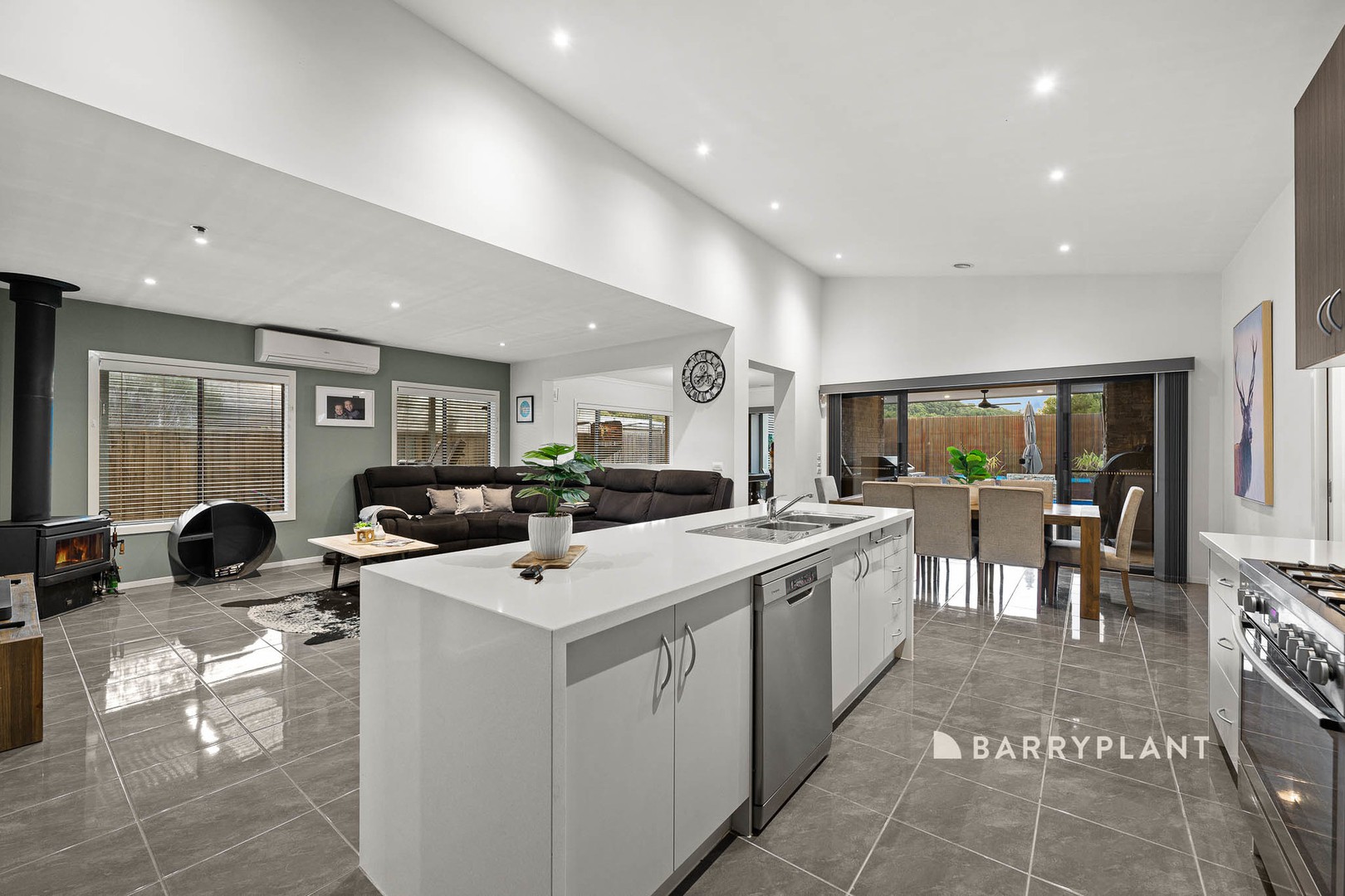 91 Manna Gum Drive, Pakenham, VIC 3810 - Thumbnail 2 - 25/03/2024