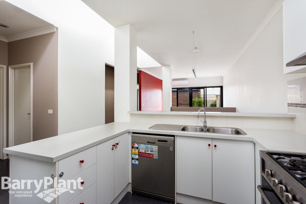 92 Boardwalk Boulevard, Point Cook, VIC 3030, Point Cook - Thumbnail 4