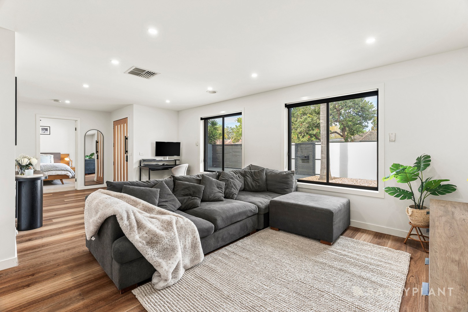 92 Frank Street, Frankston, VIC 3199 - Thumbnail 2 - 01/10/2026