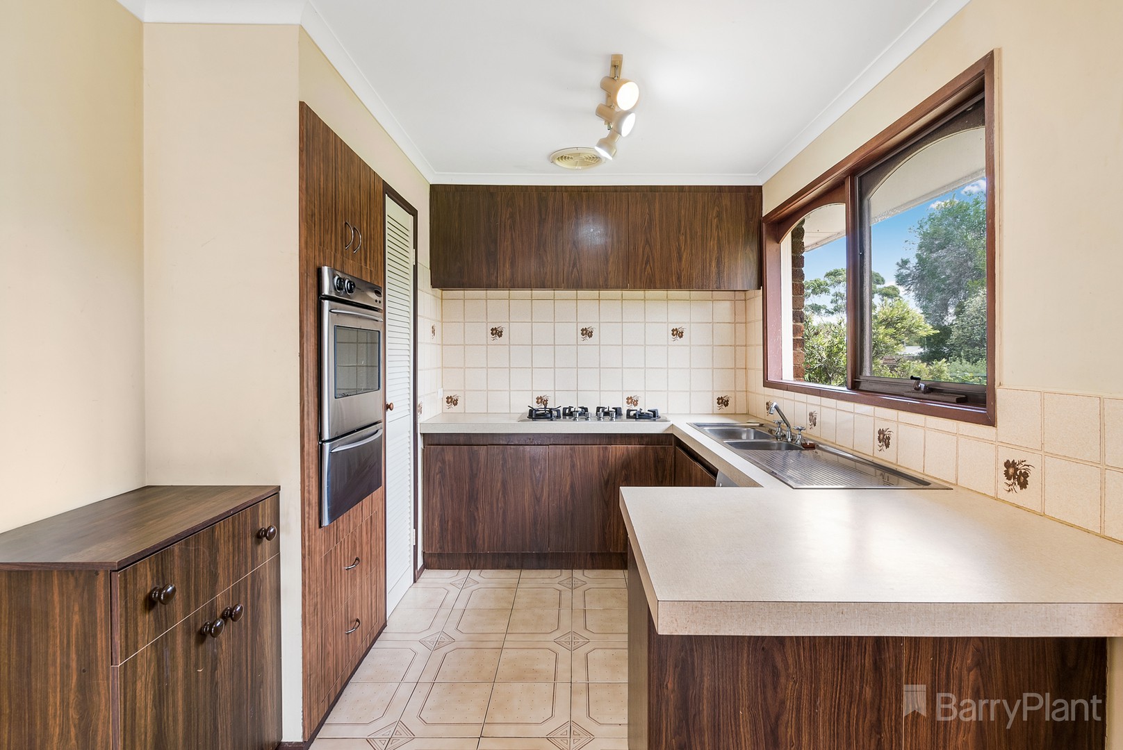 92 Menzies DriveSunbury, VIC 3429, Sunbury - Thumbnail 4