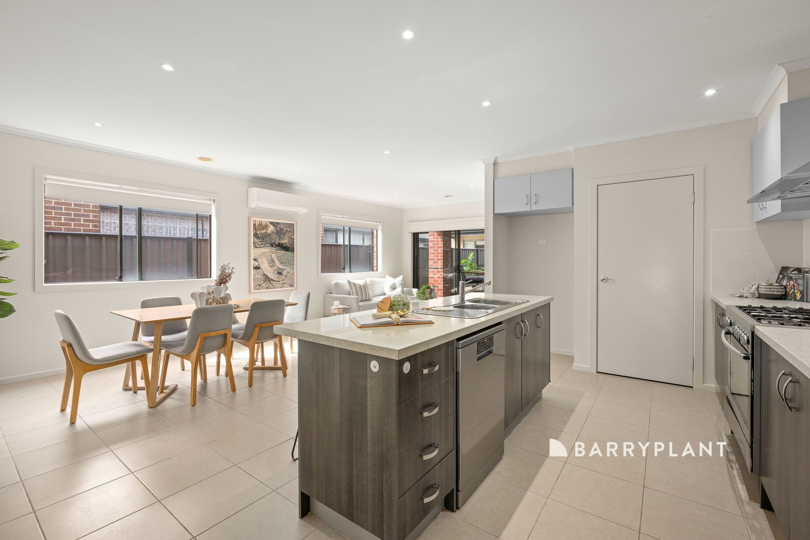 93 Selandra Boulevard, Clyde North, VIC 3978, Clyde North - Thumbnail 3