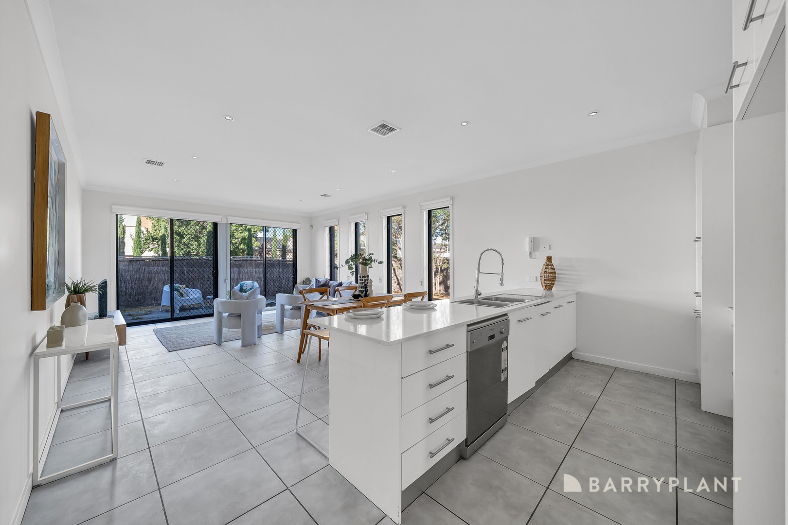 96 Signature Boulevard, Sanctuary Lakes, VIC 3030, Point Cook - Thumbnail 5