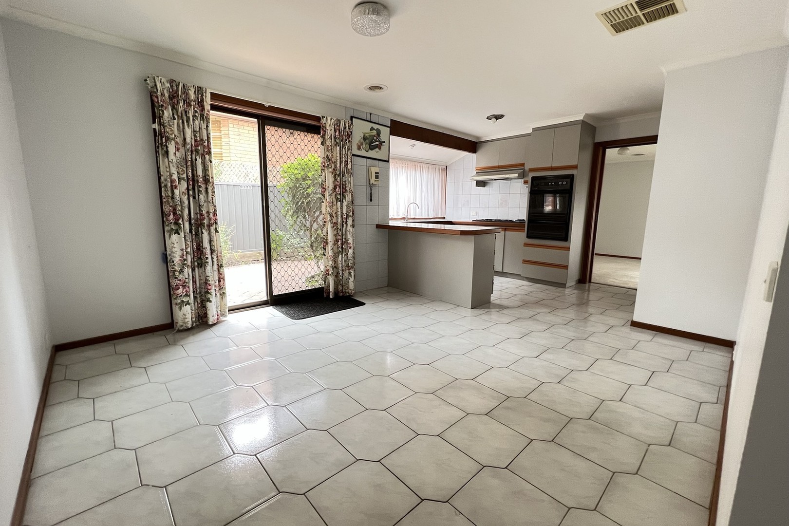 98 Prince Of Wales Avenue, Mill Park, VIC 3082, Mill Park - Thumbnail 2
