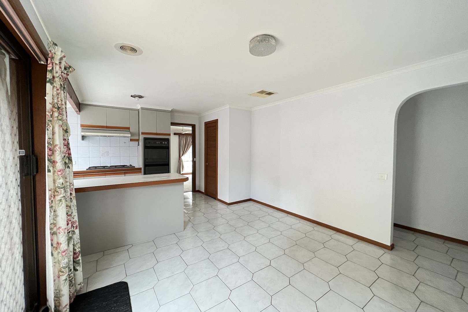 98 Prince Of Wales Avenue, Mill Park, VIC 3082, Mill Park - Thumbnail 3