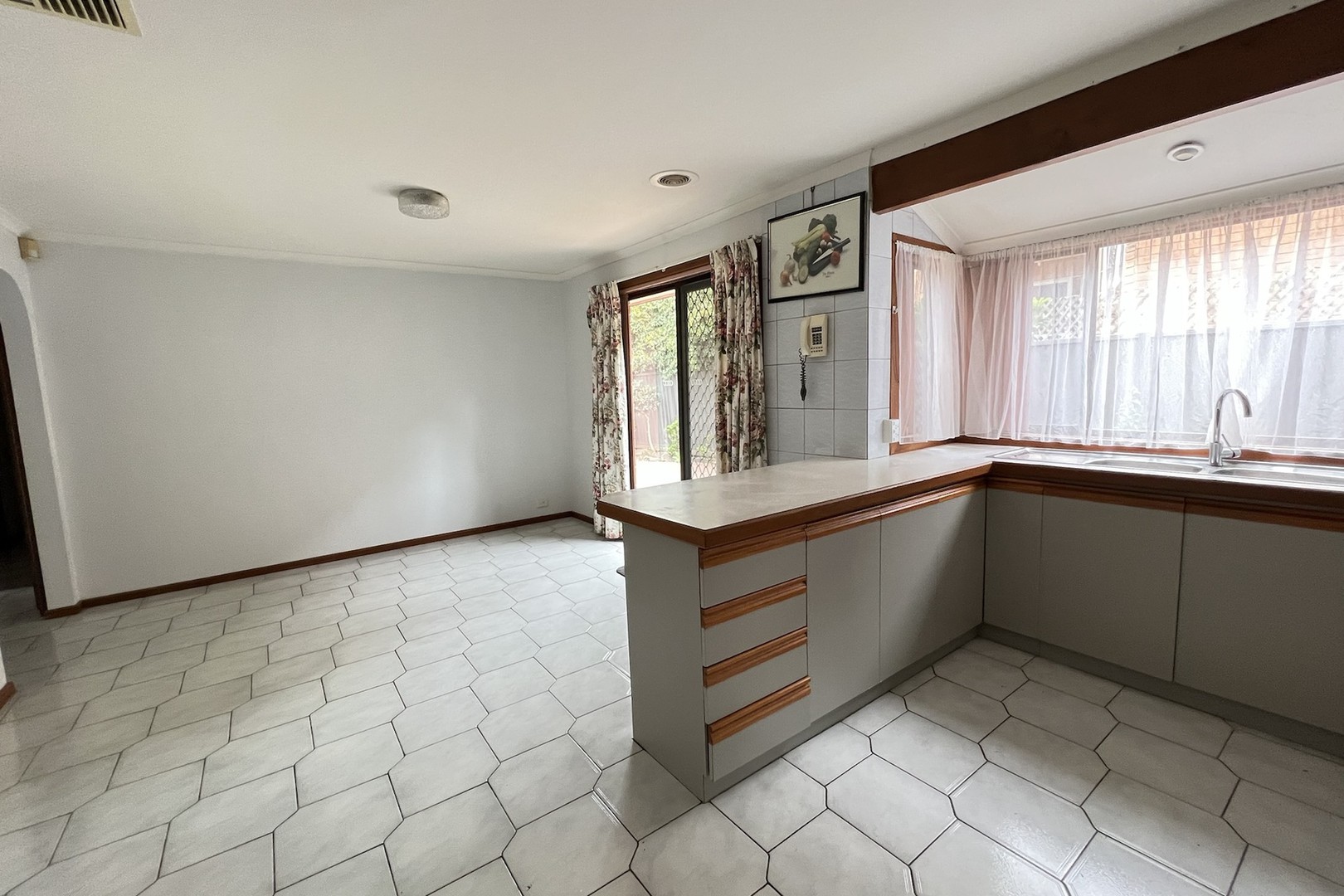 98 Prince Of Wales Avenue, Mill Park, VIC 3082, Mill Park - Thumbnail 4