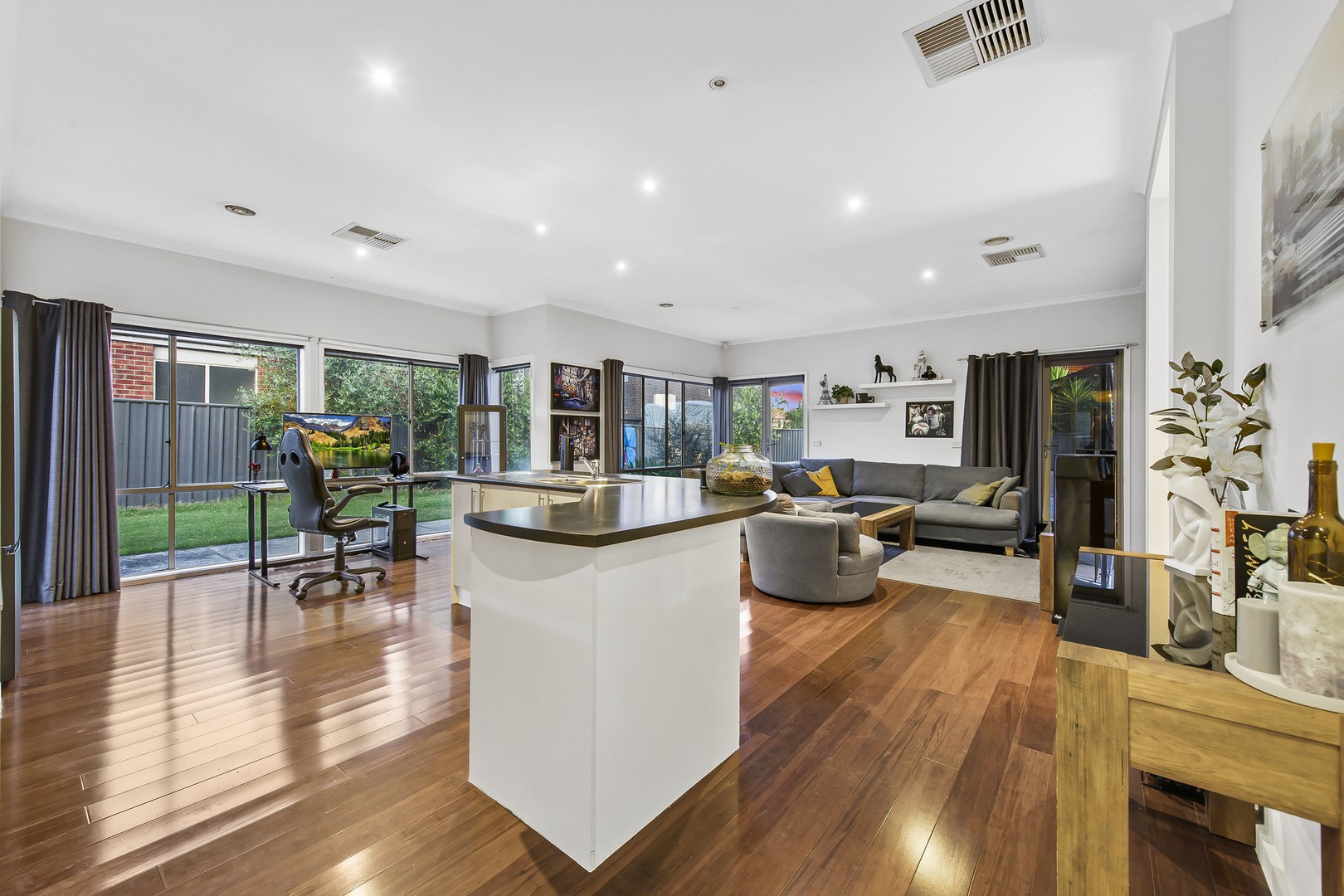 99 Hillcrest Drive, Hillside, VIC 3037, Hillside - Thumbnail 3