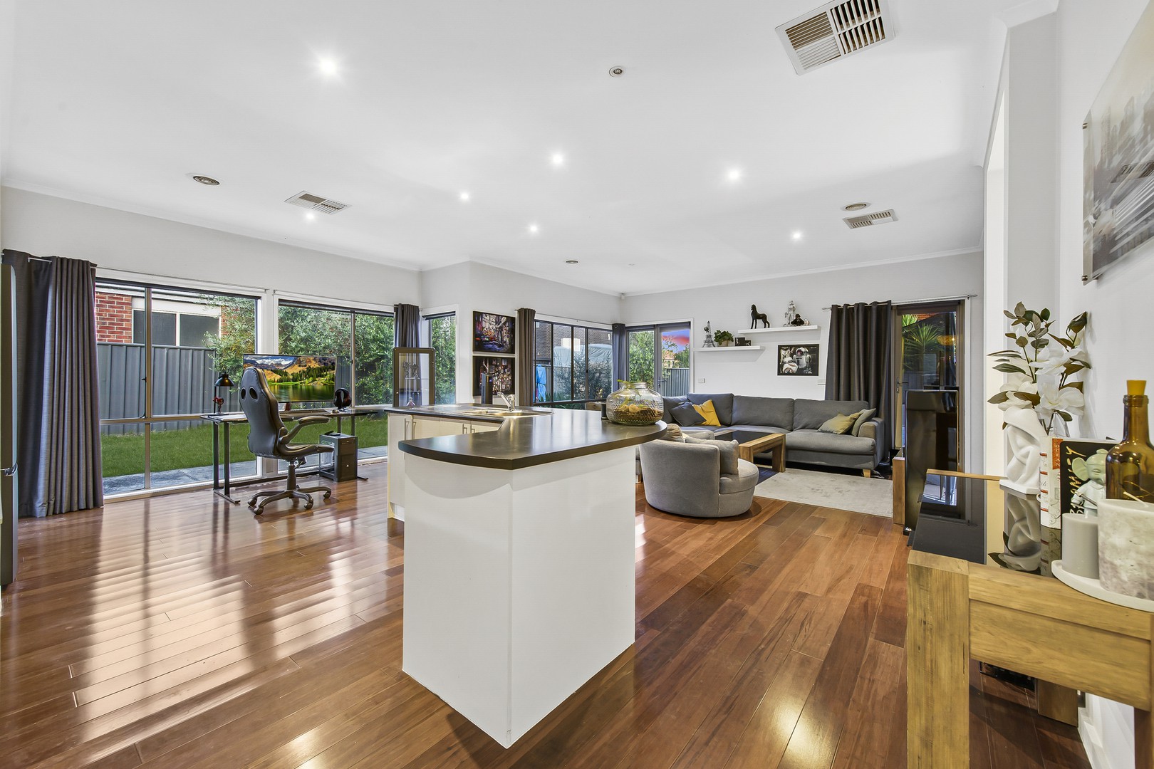 99 Hillcrest Drive, Hillside, VIC 3037, Hillside - Thumbnail 5