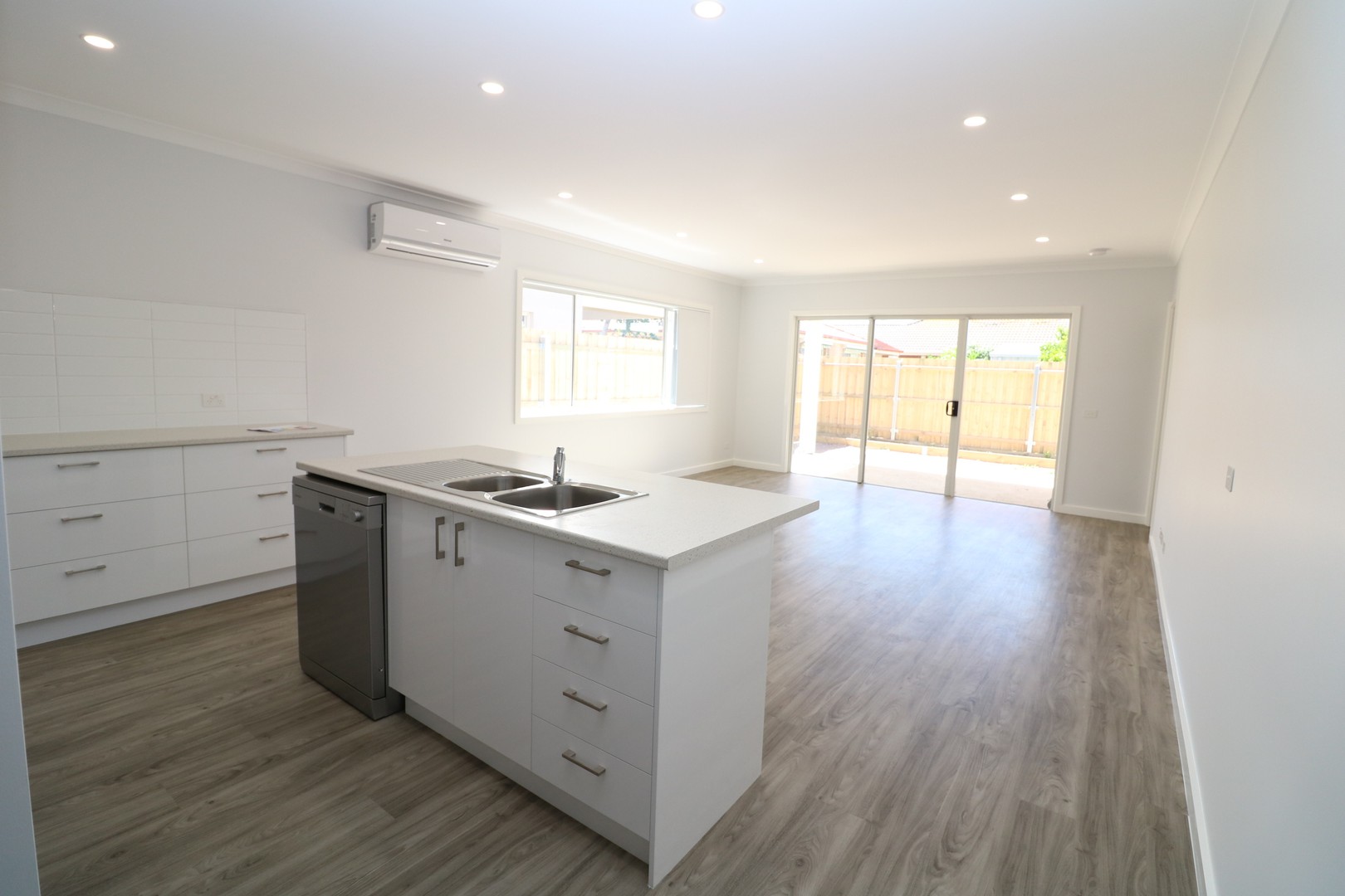 Room 4/39B McClelland Avenue, Lara, VIC 3212 - Thumbnail 2 - 18/09/2026