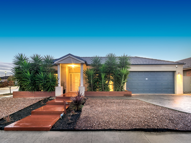 9 Barringo Way, Caroline Springs, VIC 3023 Sold
