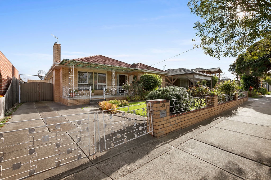 43 Lake Street, Avondale Heights, VIC 3034 Sold