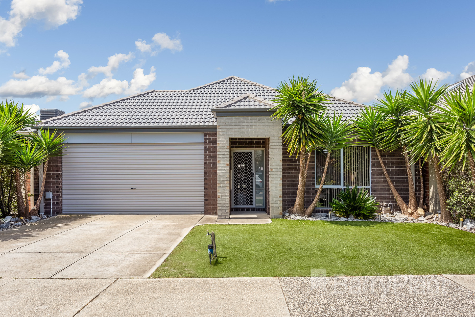 8 Pinoak Street, Point Cook, VIC 3030 Sold