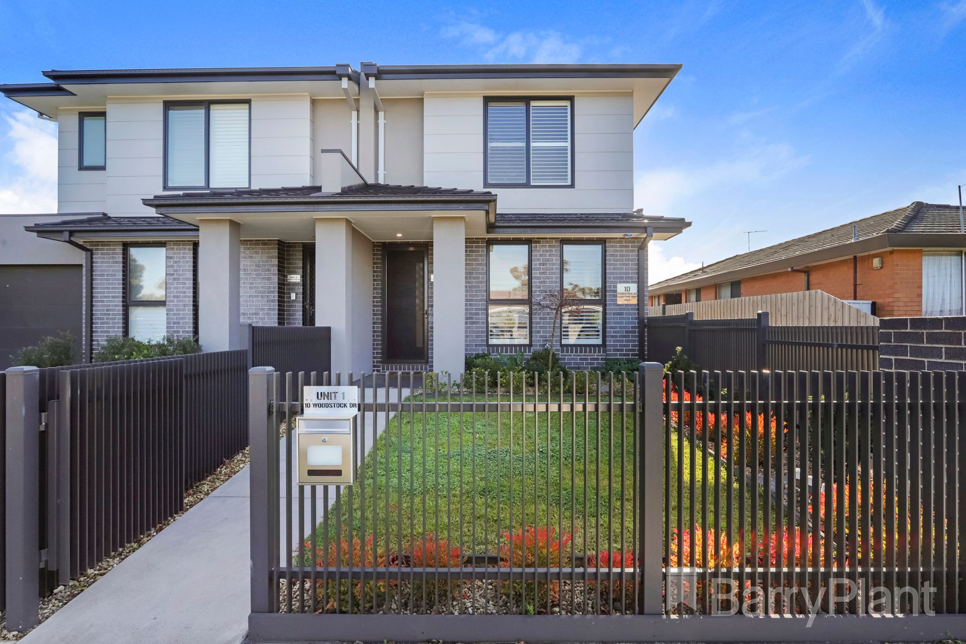 1/10 Woodstock Drive, Gladstone Park, VIC 3043 Sold