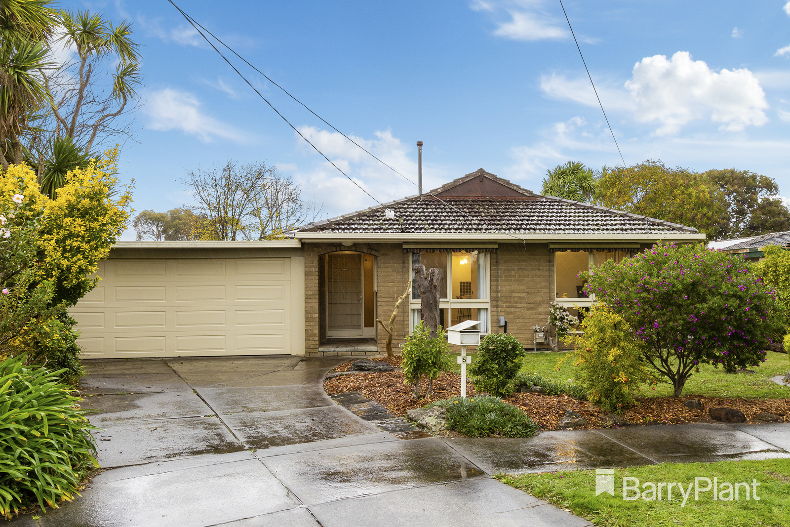 5 Dubbo Court, Glen Waverley, VIC 3150 Sold