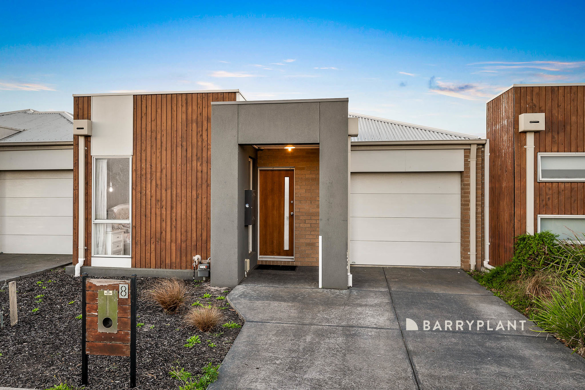 8 Saloon Circuit, Clyde North, VIC 3978 Sold